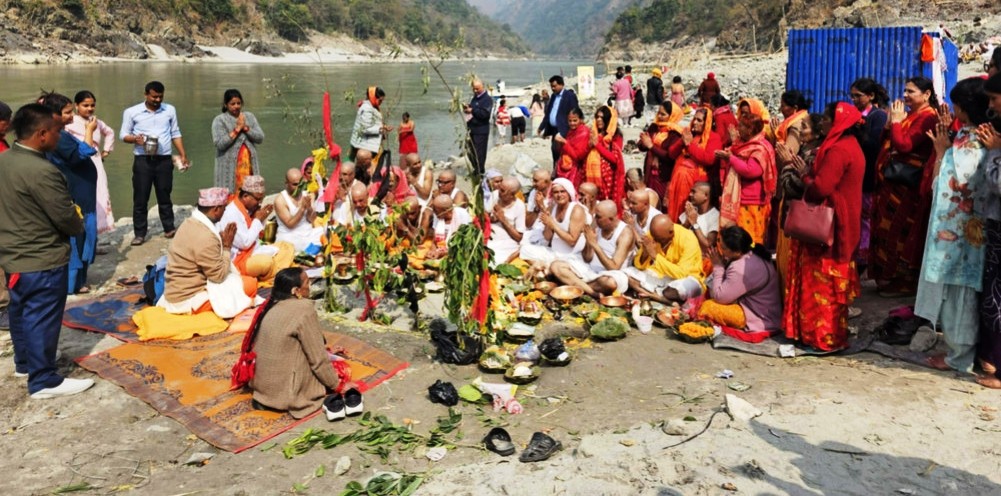 कोकाहा खोलामा सयौँ श्रद्धालुद्वारा त्रिपिंडी श्राद्ध