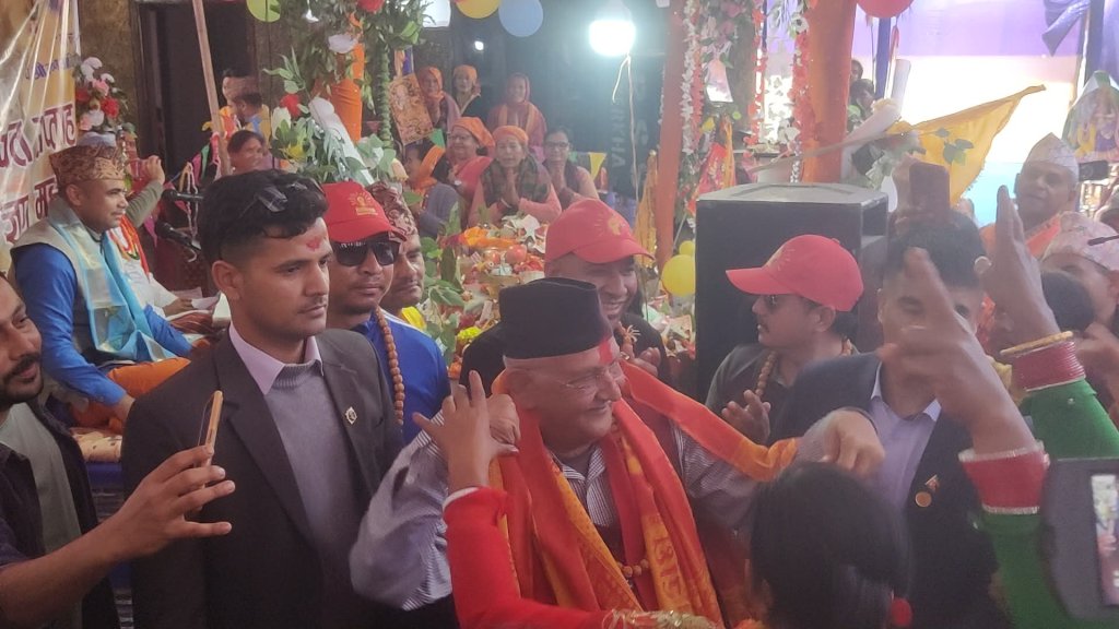महापुराणमा भक्तजनसँगै नाचे एमाले अध्यक्ष ओली