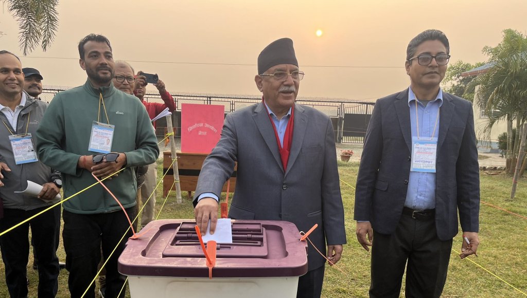 चितवनको शान्तिपुरबाट गरे प्रचण्डले मतदान