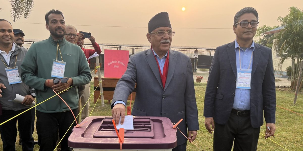 चितवनको शान्तिपुरबाट गरे प्रचण्डले मतदान