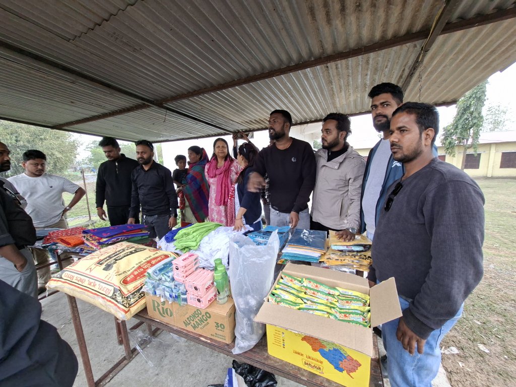 बुढीगंगाको ऋषिदेव टोलमा राहत बोकेर पुगे विराटनगरका युवा
