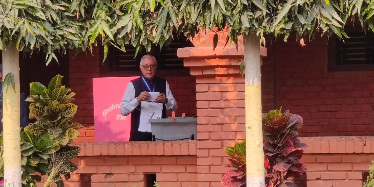 डा. शेखर कोइरालाले विराटनगरको आदर्श मावि केन्द्रबाट गरे मतदान