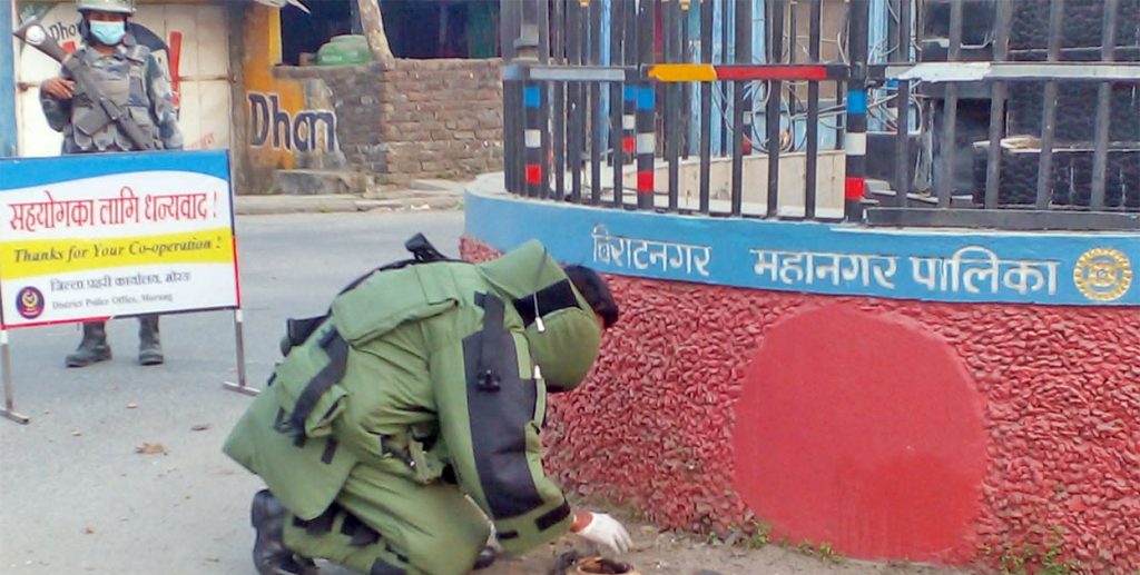 विराटनगरमा झोलाभित्र माटोको हाँडी राखेर बमको हल्ला