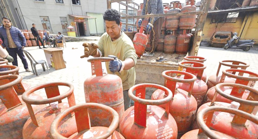 खाना पकाउने ग्यास प्रतिसिलिण्डर १५० रुपैयाँले बढ्यो, पेट्रोल र डिजलको मूल्य घट्यो