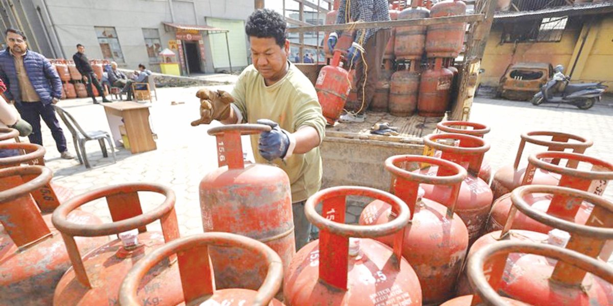 खाना पकाउने ग्यास प्रतिसिलिण्डर १५० रुपैयाँले बढ्यो, पेट्रोल र डिजलको मूल्य घट्यो