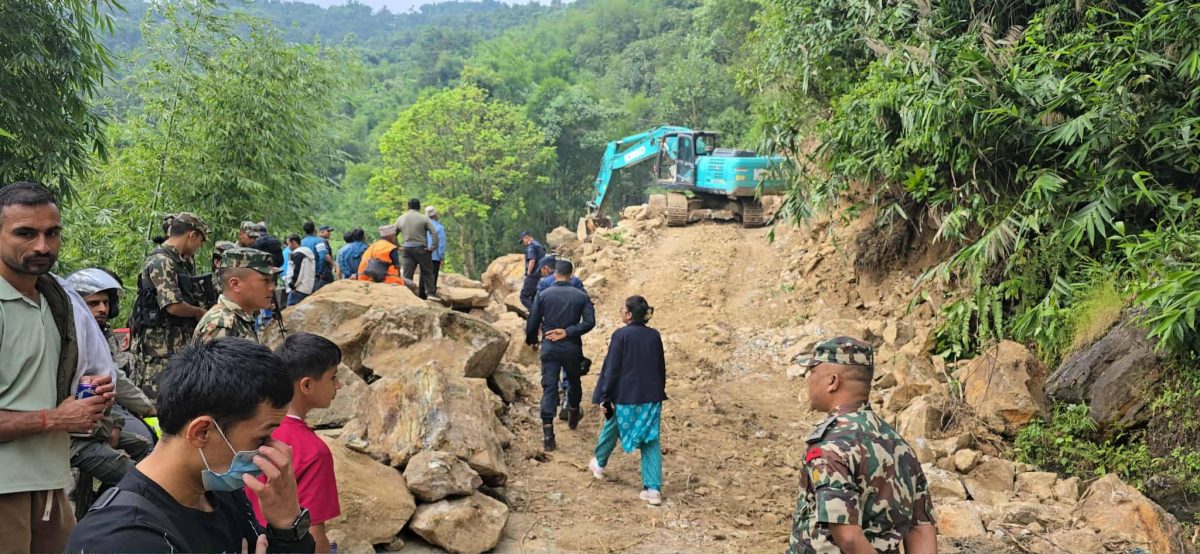 पहिरोले मेची राजमार्ग अवरुद्ध, ट्रक पुरियो