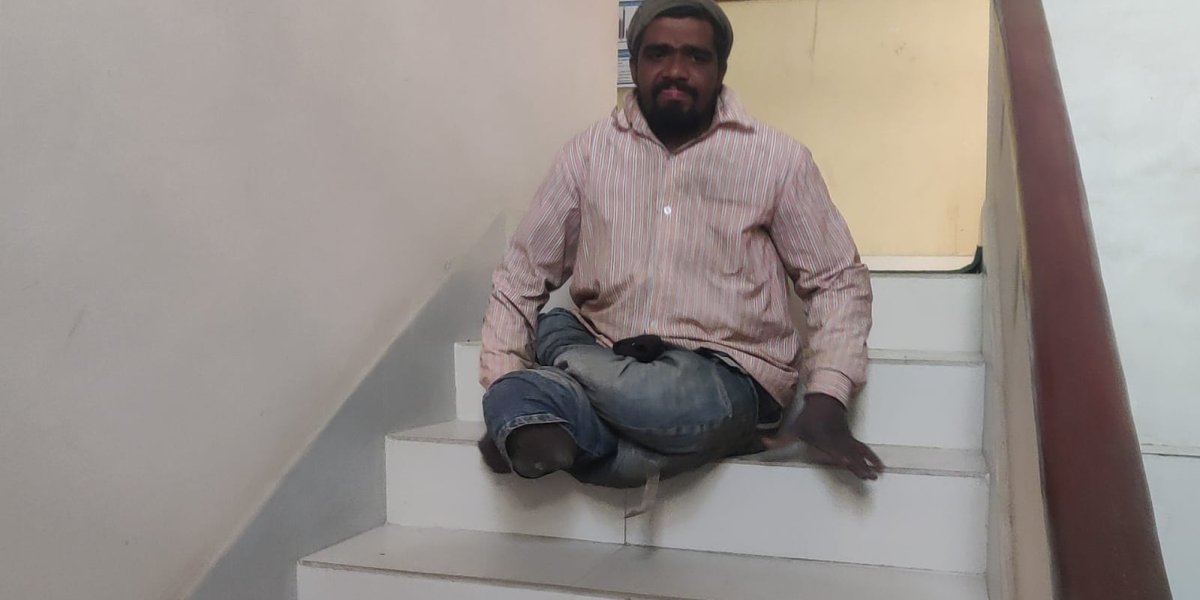 दुवै हातले भुइँ टेकेर कोशीमा उपचार खोज्दै पिन्टु