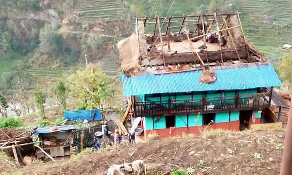 ताप्लेजुङमा हावाहुरीले मच्चायो बितण्डा