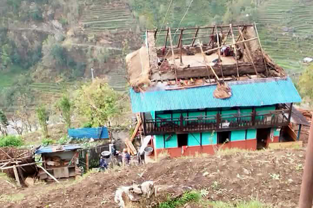 ताप्लेजुङमा हावाहुरीले मच्चायो बितण्डा