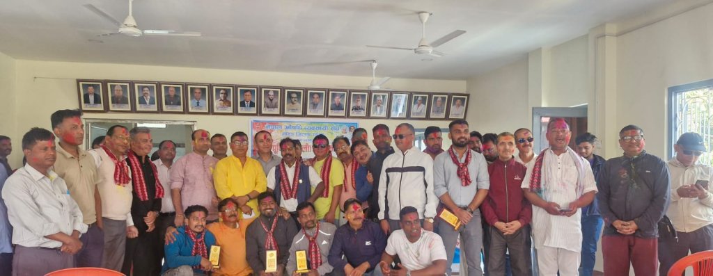 औषधी व्यवसायी संघ मोरङले मनायो होली