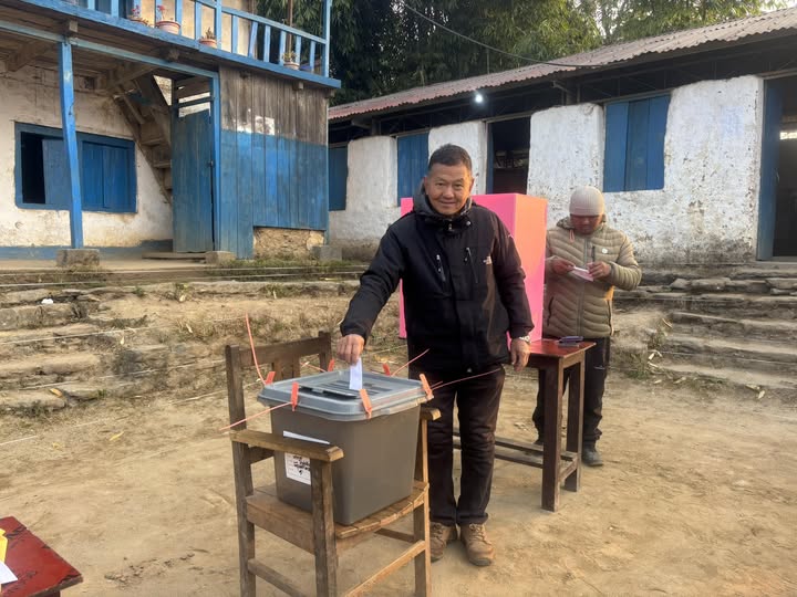 भोजपुरको चण्डेश्वर मा.वि. केन्द्रबाट गरे अजबर राईले मतदान