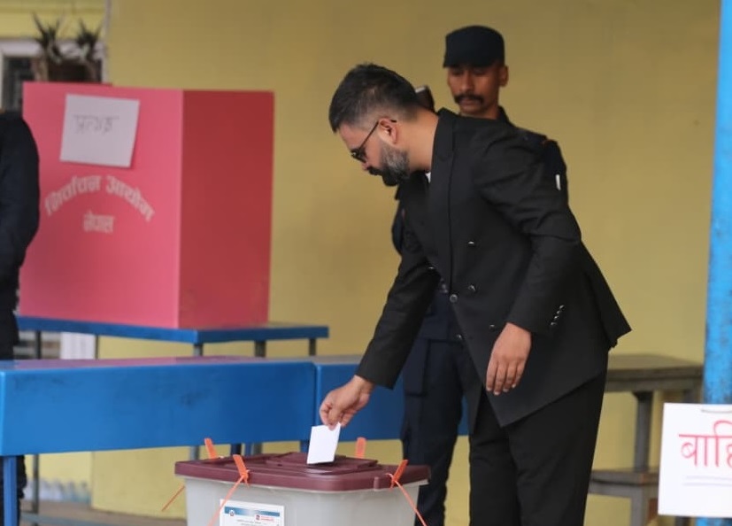 सिनामंगलको अन्नपूर्ण स्कुलको केन्द्रबाट बालेन्द्रले गरे मतदान