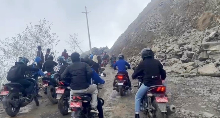 धनकुटामा पहिरोपछि अवरुद्ध सडक पुनः सञ्चालन