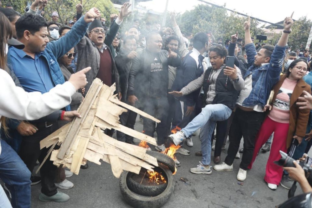ओली पक्राउको विरोध गर्ने ७ जना एमाले कार्यकर्ता बबरमहलबाट पक्राउ
