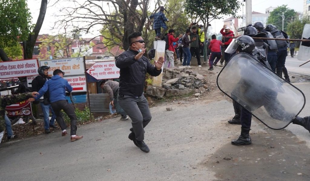 ओली पक्राउको विरोधमा उत्रियो एमाले, माइतीघरमा झडप