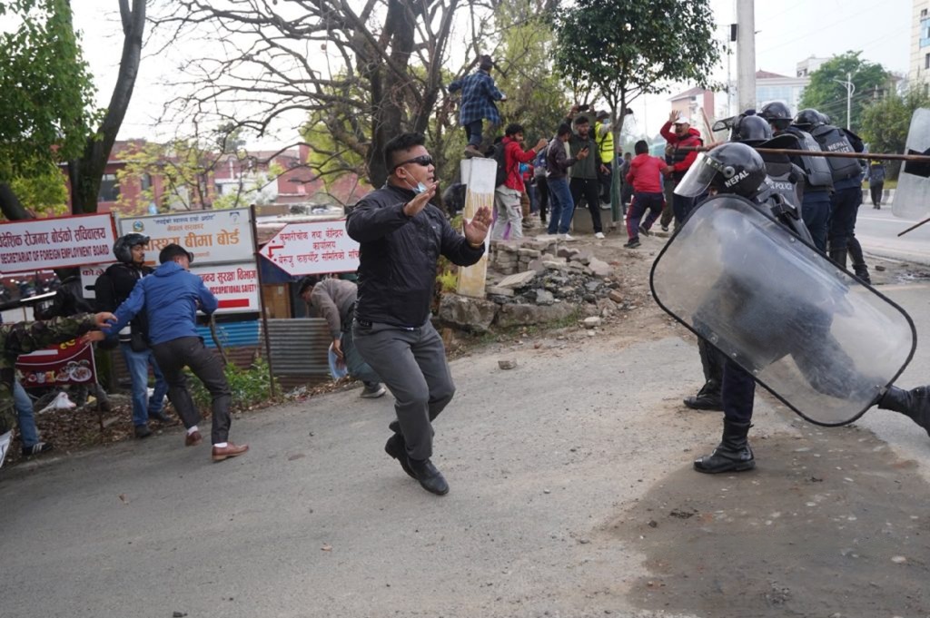 ओली पक्राउको विरोधमा उत्रियो एमाले, माइतीघरमा झडप