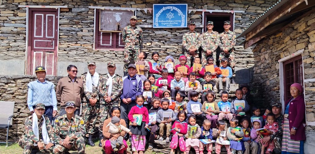 नेपाली सेनाद्वारा दुर्गम क्षेत्रका विद्यार्थीलाई शैक्षिक सामग्री प्रदान