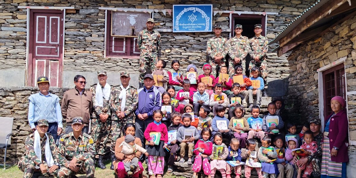 नेपाली सेनाद्वारा दुर्गम क्षेत्रका विद्यार्थीलाई शैक्षिक सामग्री प्रदान