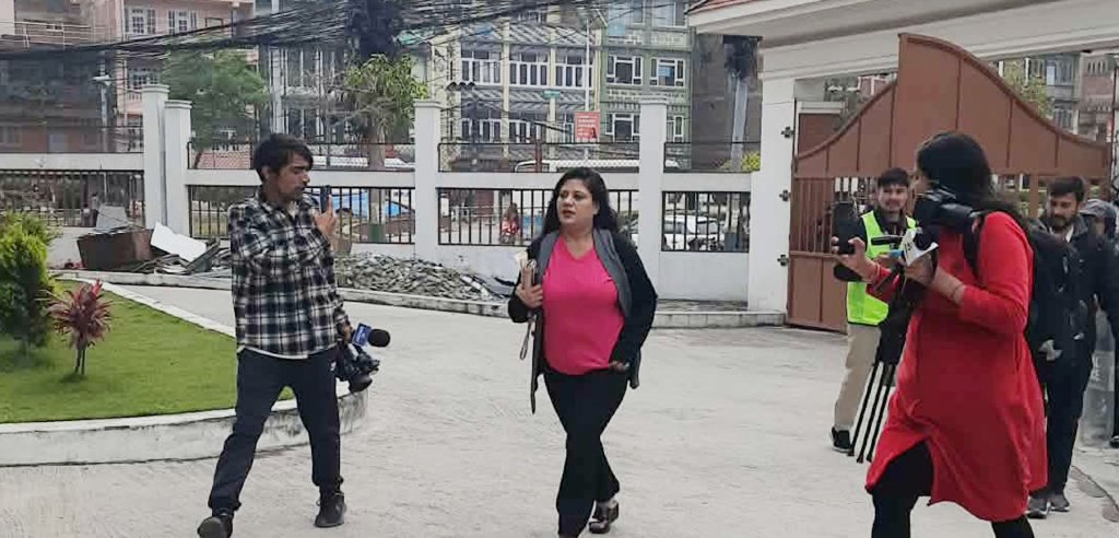 एमाले सचिव महेश बस्नेतविरुद्ध उजुरी दिन शोभा पाठक सरकारी वकिलको कार्यालयमा