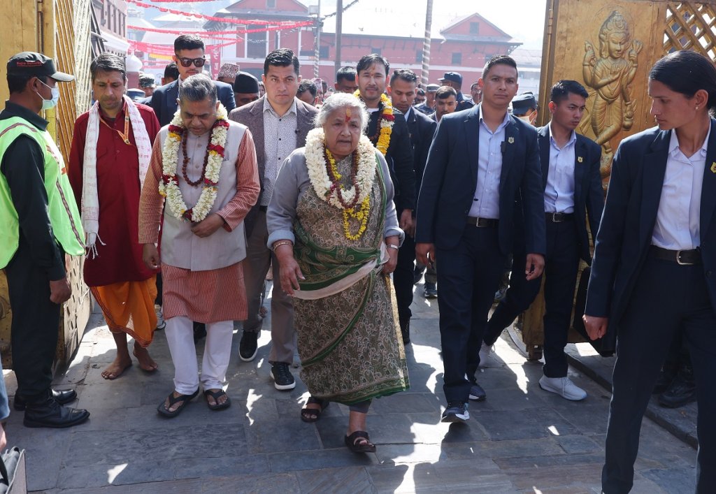 निर्वाचन शान्तिपूर्ण रूपमा सम्पन्न भएको खुसीयालीमा प्रधानमन्त्री कार्कीद्वारा पशुपतिमा रूद्राभिषेक पूजा