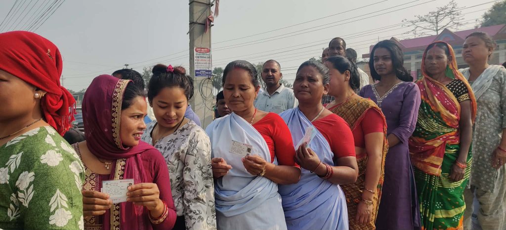 मोरङ ४ को तेतरियामा उत्साहपूर्वक मतदानमा सहभागी हुँदै मतदाता (फोटो फिचर)