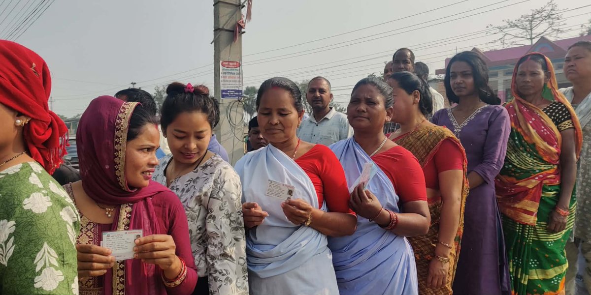 मोरङ ४ को तेतरियामा उत्साहपूर्वक मतदानमा सहभागी हुँदै मतदाता (फोटो फिचर)