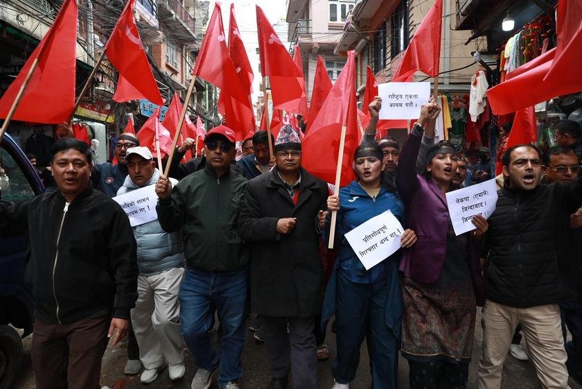 ओली पक्राउको विरोधमा एमाले कार्यकर्ताद्वारा काठमाडौँमा प्रदर्शन