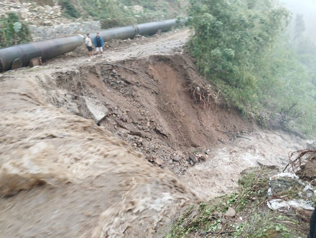 इलामको पञ्चकन्या हाइड्रोपावरको मुख्य पाइप फुट्यो