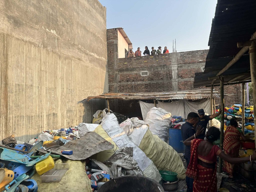 विराटनगरमा चोरीका सिटी खरिद गर्ने कवाडी गोदाममा प्रहरीको छापा