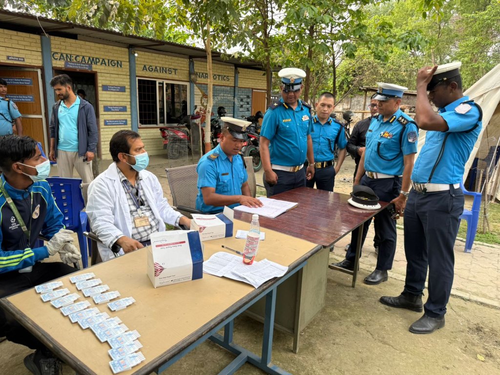 यात्रुको ज्यान जोखिममा राखेर सडकमा ‘लापसे’ आतङ्क