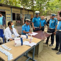 सीमामा प्रहरीको  चेकिङ, लापसे गर्ने १४ नियन्त्रणमा