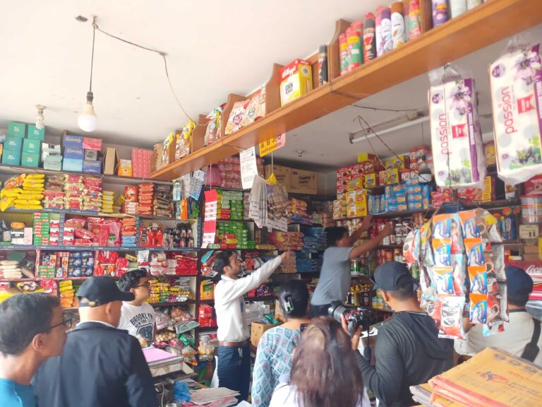 म्याद गुज्रिएका पेय पदार्थ बरामद, पसललाई चेतावनी