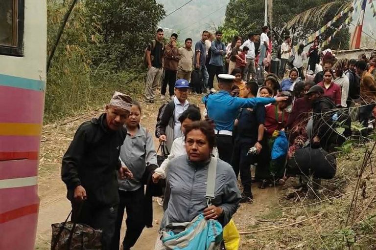 बाढीले वीपी राजमार्ग अवरुद्ध गरेपछि अलपत्र भएका ६२७ यात्रुको उद्धार