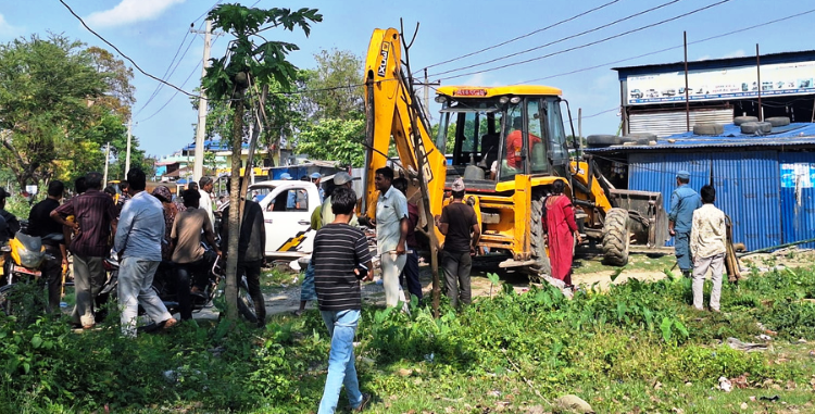 इनरुवामा राजमार्ग अतिक्रमण हटाउन डोजर