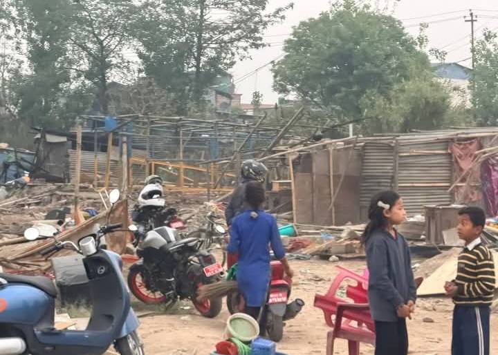 मनोहरा बस्ती भत्काउन डोजरसहित पुगे सुरक्षाकर्मी