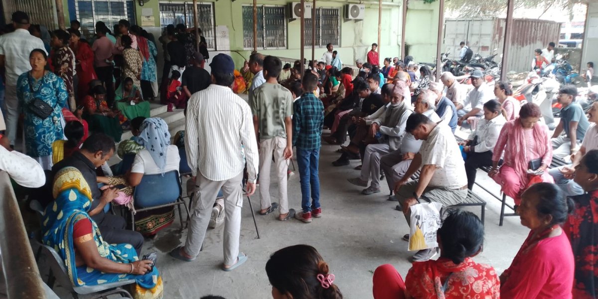 दुई दिने बिदाको मारमा कोशी अस्पतालः बिरामीको थामिनसक्नु घुइँचो, सेवा लिन सास्ती (फोटो फिचर)