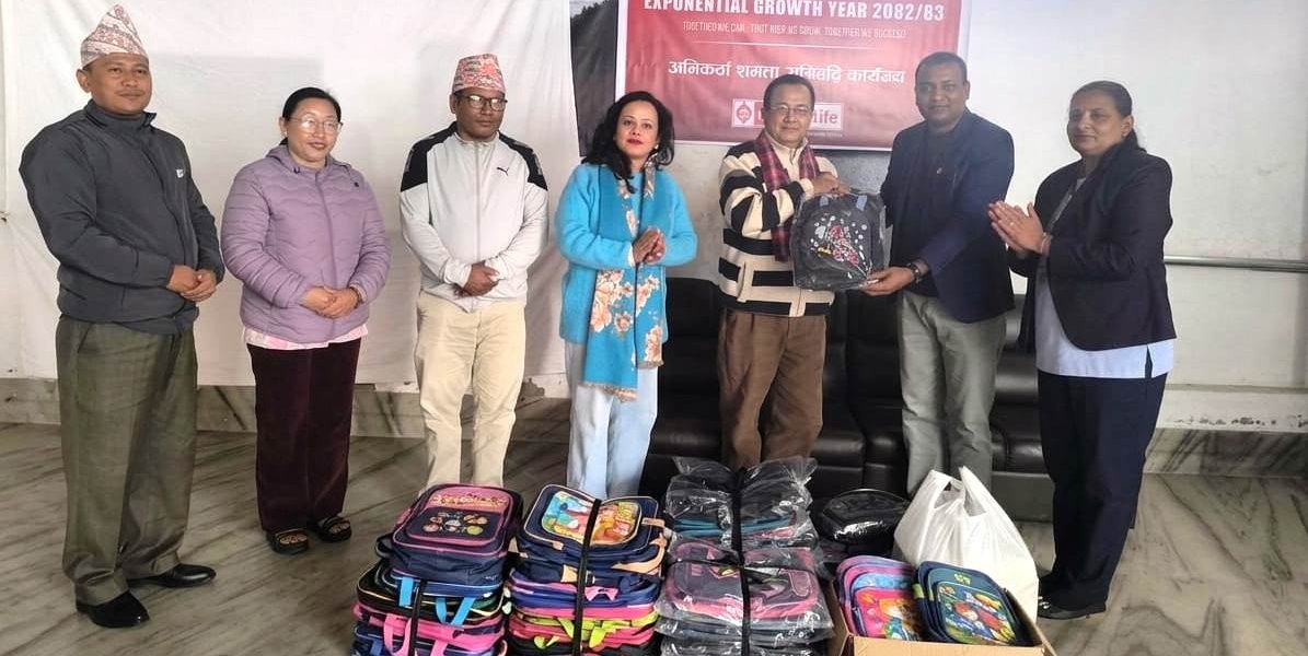 विपन्न विद्यार्थीलाई शैक्षिक सामग्री वितरण