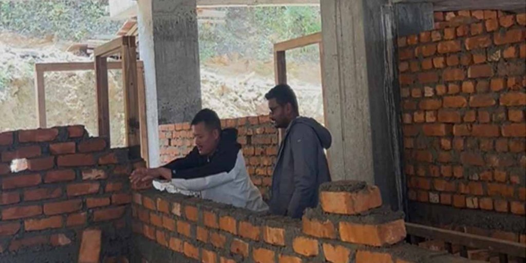 सम्झौता विपरीतका कमसल इँटा प्रयोग भएपछि निर्माणाधीन भवनको पर्खाल भत्काइयो