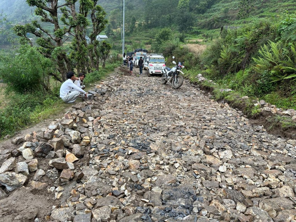 पर्यटनको नाममा राज्यको ब्रह्मलुट : सगरमाथाको राजस्वमा आँखा, सडकमा भने बेवास्ता
