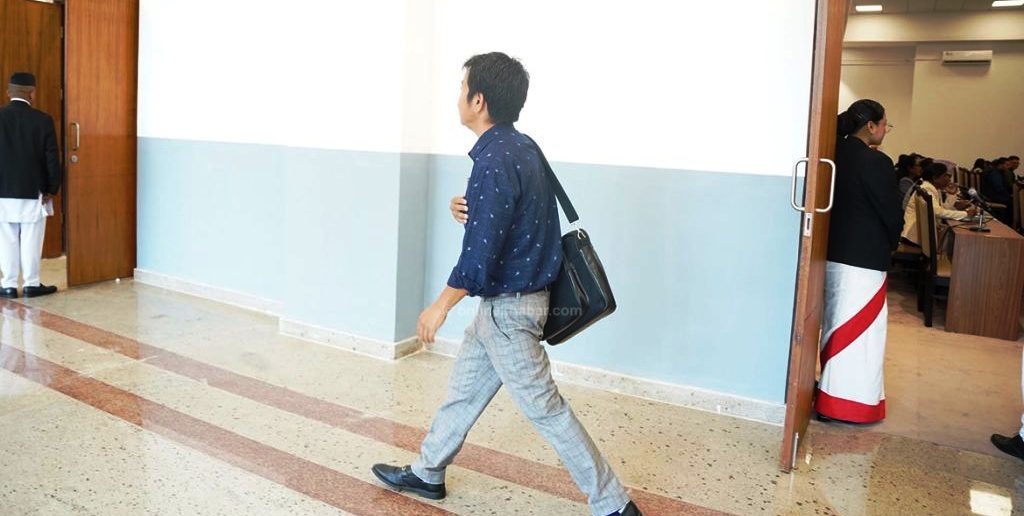 सभामुखले प्रधानमन्त्रीलाई रुलिङ नगरेको भन्दै साम्पाङद्वारा बैठक बहिष्कार