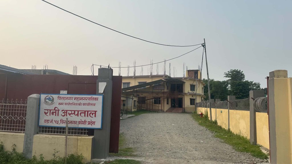 रानी अस्पतालको बेथिति छताछुल्ल, फार्मेसीमा म्याद नाघेका ठूलो परिमाणमा औषधि बरामद