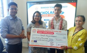मनमोहन प्राविधिक विश्वविद्यालयले बाँड्यो विद्यार्थीलाई छात्रवृत्ति