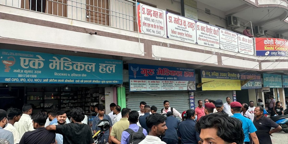 डीडीए देखेपछि कोशी अस्पताल पश्चिमका फार्मेसी सञ्चालक सटर झारेर फरार, दुई पसल सिल