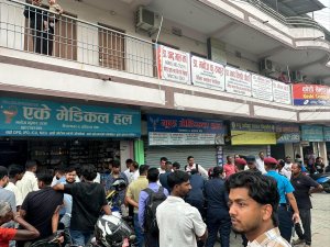 डीडीए देखेपछि कोशी अस्पताल पश्चिमका फार्मेसी सञ्चालक सटर झारेर फरार, दुई पसल सिल