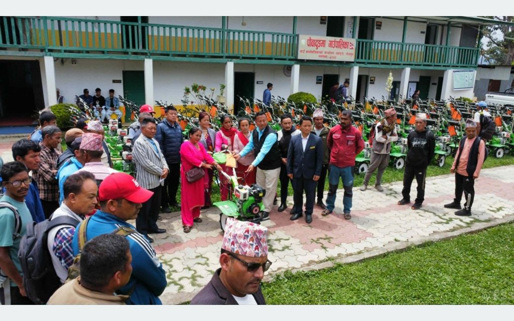 तीन सय किसानलाई हाते ट्याक्टर