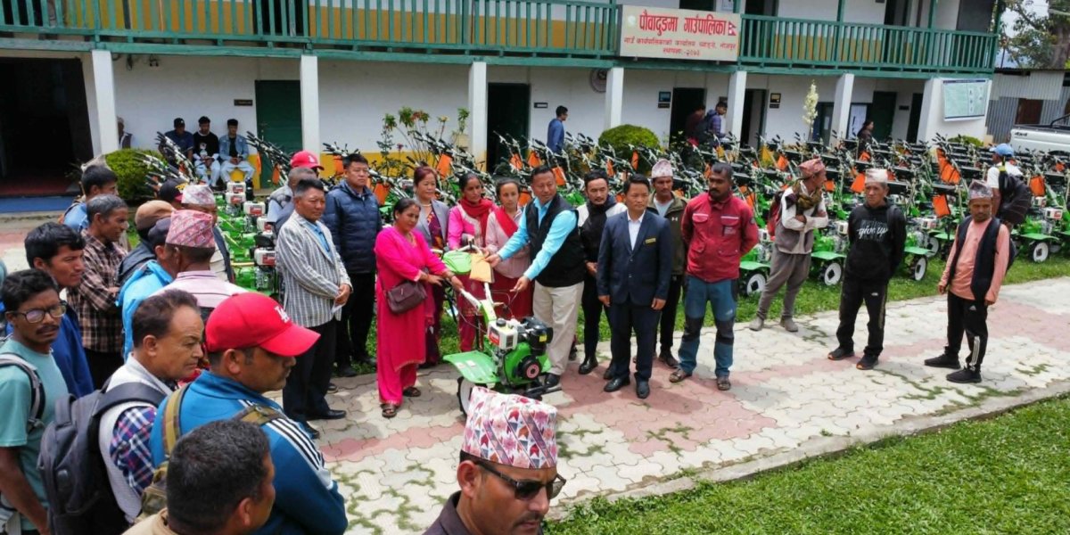 तीन सय किसानलाई हाते ट्याक्टर