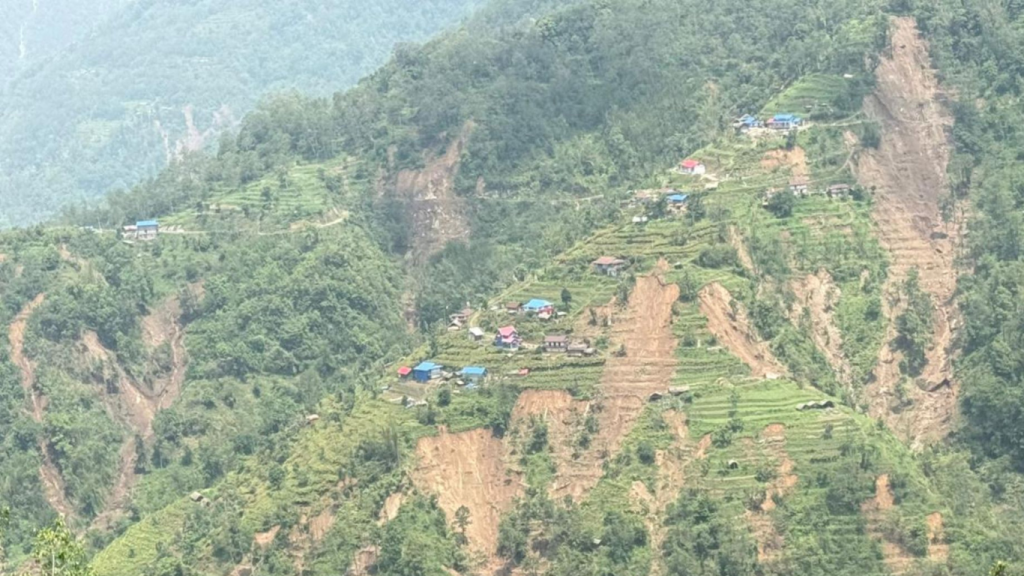 पाँचथरको याङबरकका २६ घर पहिरोको उच्च जोखिममा