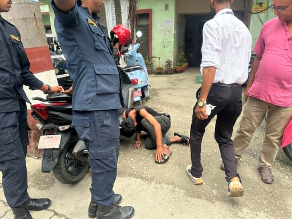 कोशी अस्पतालमा स्वास्थ्यकर्मीको मोबाइल चोर्दाचोर्दै युवक पक्राउ
