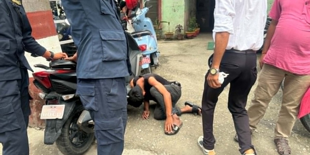 कोशी अस्पतालमा स्वास्थ्यकर्मीको मोबाइल चोर्दाचोर्दै युवक पक्राउ