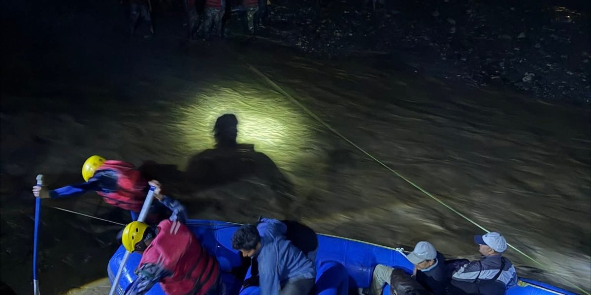 रोशी खोलामा ज्यान जोखिममा पार्ने ५ चालक पक्राउ, ८९ यात्रुको ९ घण्टापछि सकुशल उद्धार